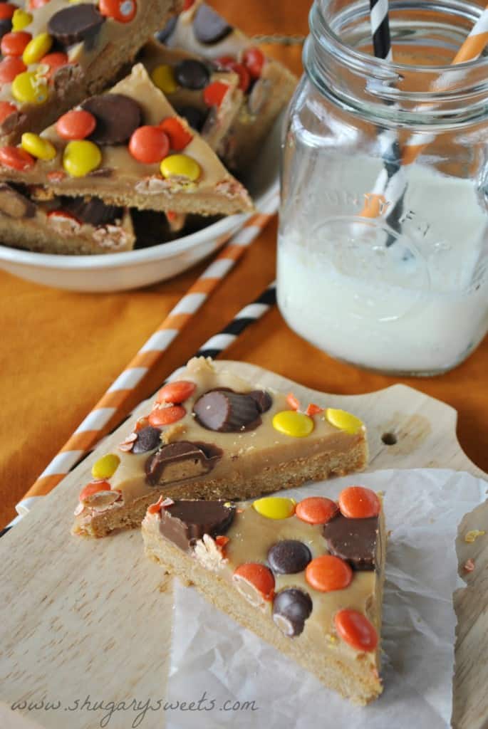 Peanut Butter Cookie Bars- triple layer #peanutbutter bars with Reese's cups and pieces! #dessert www.shugarysweets.com Peanut Butter Cookie Bars- triple layer #peanutbutter bars with Reese's cups and pieces! #dessert www.shugarysweets.com