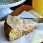 Caramel Apple Cinnamon Roll Coffee Cake: this delicious breakfast cake combines all your favorites #cinnamonroll #caramelapple www.shugarysweets.com