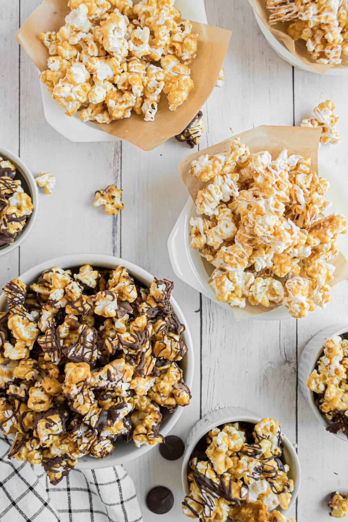 White and dark chocolate covered caramel corn in bowls.