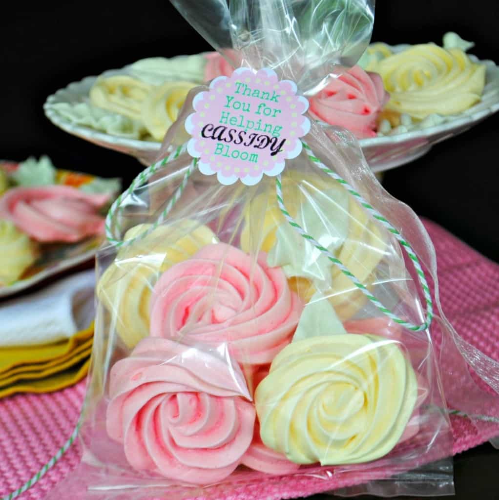 Meringue Roses Cookies: flavored with gelatin, these cookies are a perfect treat! Meringue Roses Cookies: flavored with gelatin, these cookies are a perfect treat! Great for a teacher gift idea too.