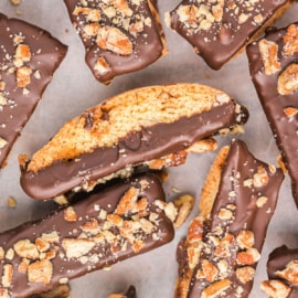 A homemade biscotti recipe that's filled with caramel, pecans AND dipped in dark chocolate! Turtle Biscotti makes your morning coffee even better.