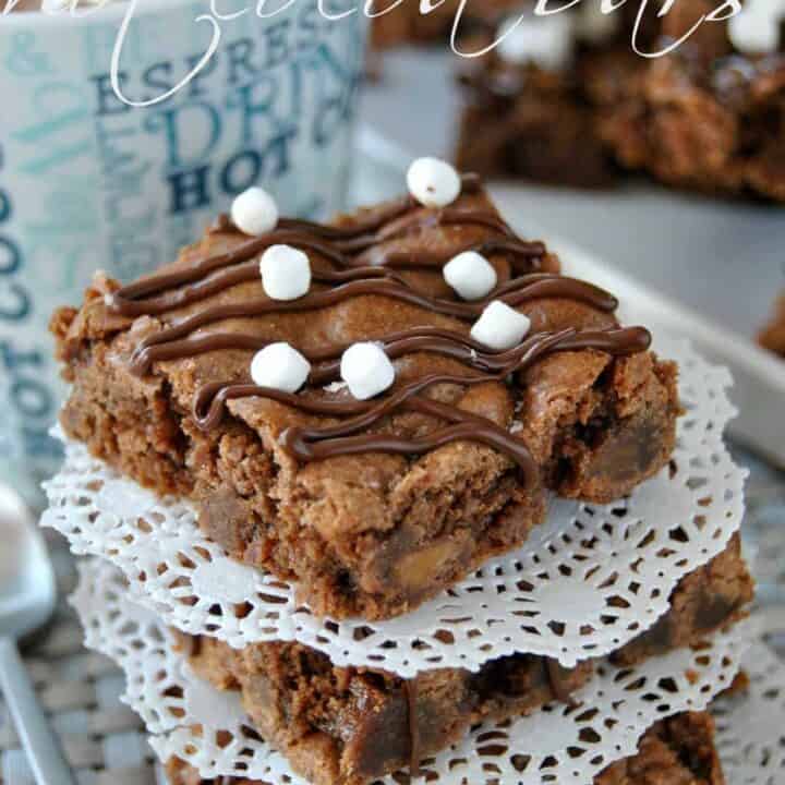 Salted Caramel Hot Cocoa Bars- rich and chewy fudge brownies filled with caramel, chocolate and marshmallows. #saltedcaramel #hotchocolate www.shugarysweets.com