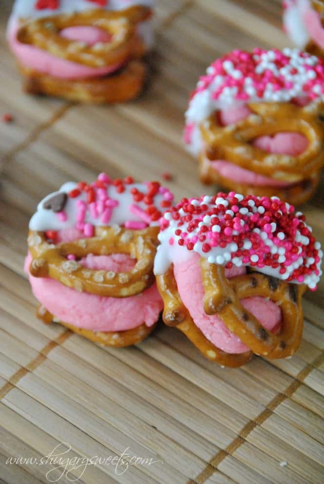Cherry Cheesecake Pretzel Bites: delicious, easy bite sized treats #Valentines www.shugarysweets.com