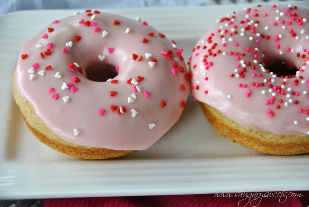 Vanilla Bean Strawberry Glazed Donuts: baked donuts that are ready in under 30 minutes #copycat dunkin donuts #strawberry @shugarysweets