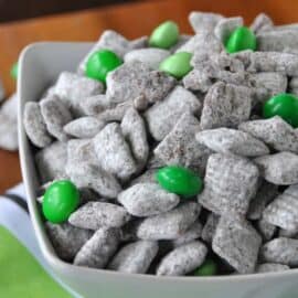 Thin Mint Puppy chow: this recipe for puppy chow tastes like the popular Thin Mint Cookies #girlscoutcookies #thinmints www.shugarysweets.com