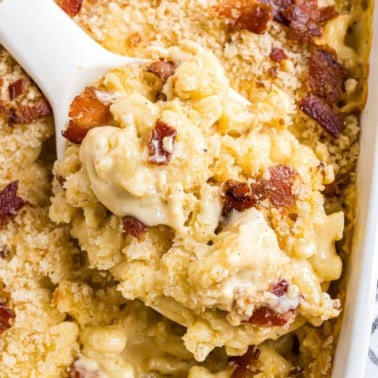 A spoonful of creamy gouda bacon macaroni and cheese topped with crispy breadcrumbs.