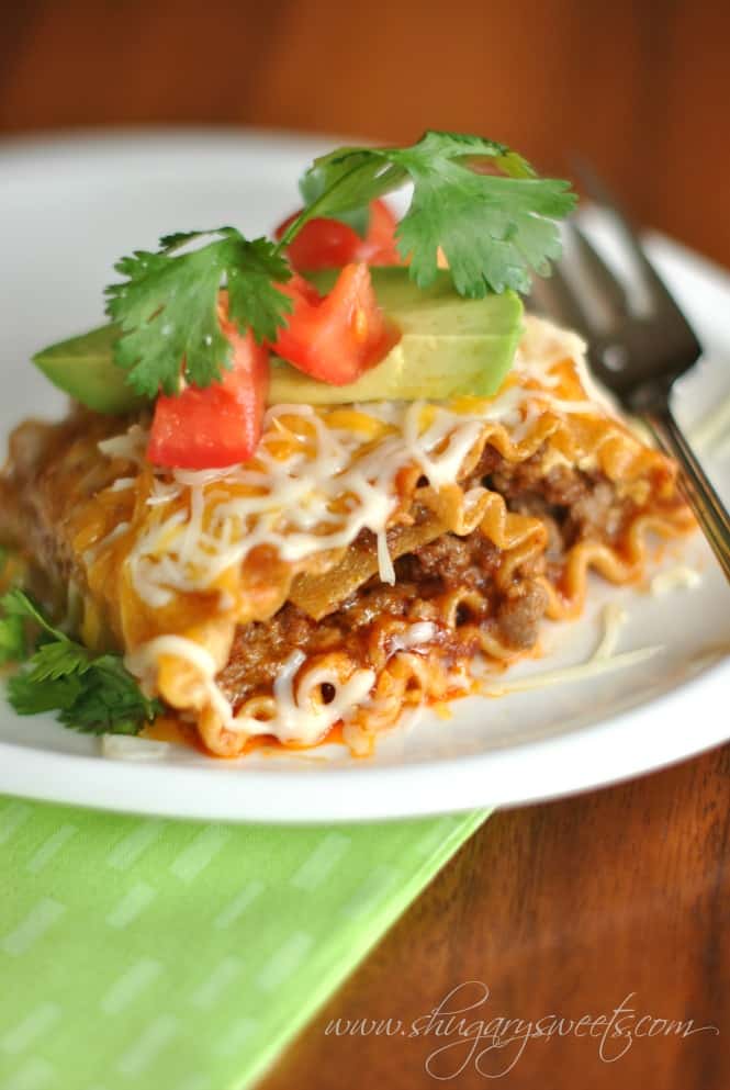 Enchilada Beef Rollups: a delicious dinner that pleases the pasta lovers and mexican food lovers! #cincodemayo @shugarysweets