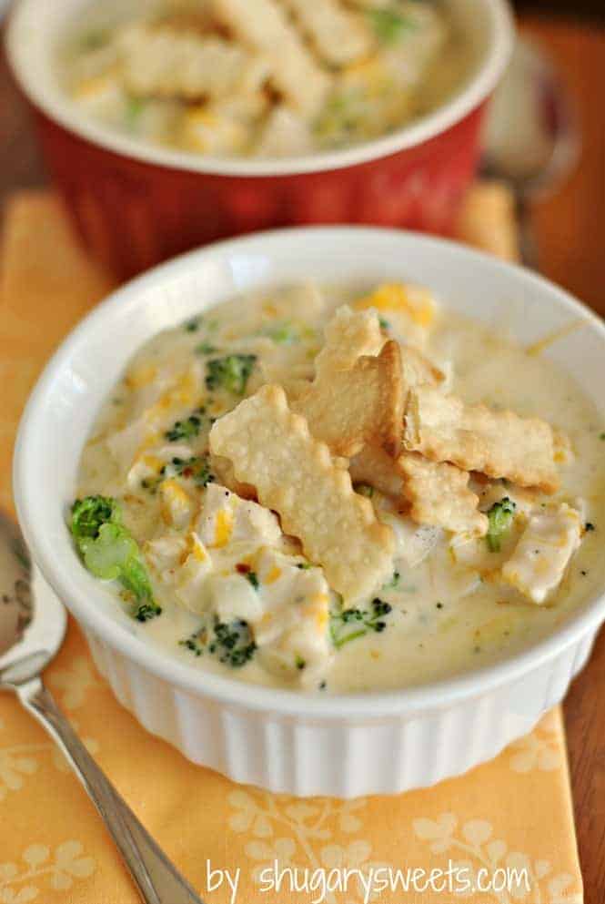 Chicken Pot Pie Soup recipe: a delicious soup that is on your table in 30 minutes! #pillsburypiecrust 