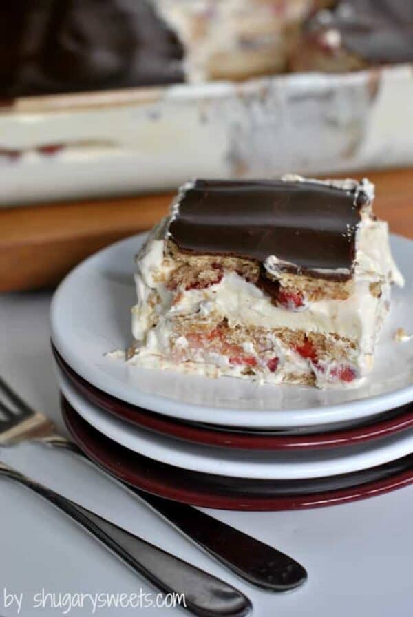Strawberry Eclair Cake: a delicious, no bake dessert with strawberries, chocolate, grahams and pudding! #iceboxcake @shugarysweets