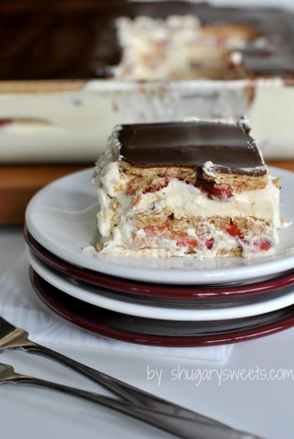 Strawberry Eclair Cake: a delicious, no bake dessert with strawberries, chocolate, grahams and pudding! #iceboxcake @shugarysweets