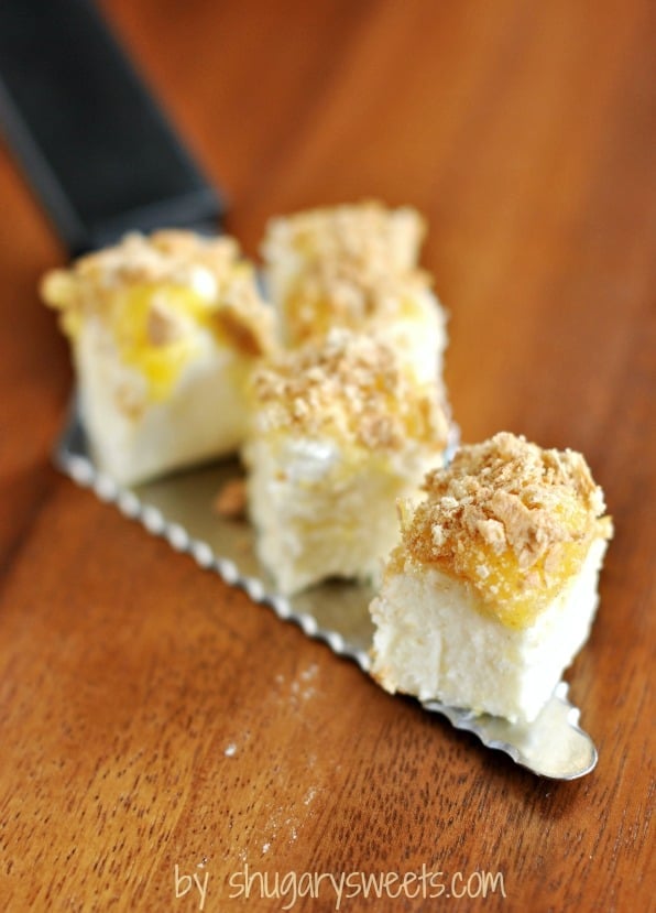 Lemon Meringue Fudge: Delicious creamy lemon fudge topped with homemade lemon curd, marshmallows and crushed grahams @shugarysweets