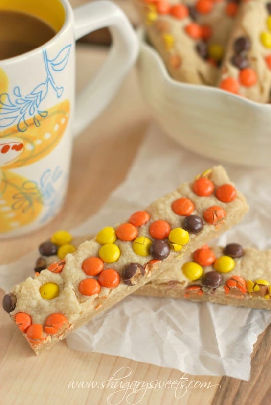 Peanut Butter Reese's Pieces Shortbread Bars: delicious, easy melt in your mouth shortbread! #reeses #peanutbutter @shugarysweets