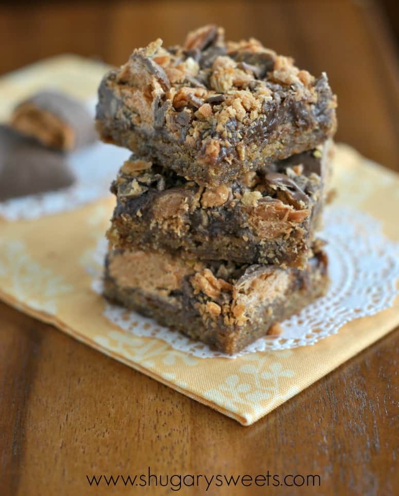 Butterfinger Fudge Cookie Bars: peanut butter cookie base topped with chocolate fudge and crushed #butterfingers