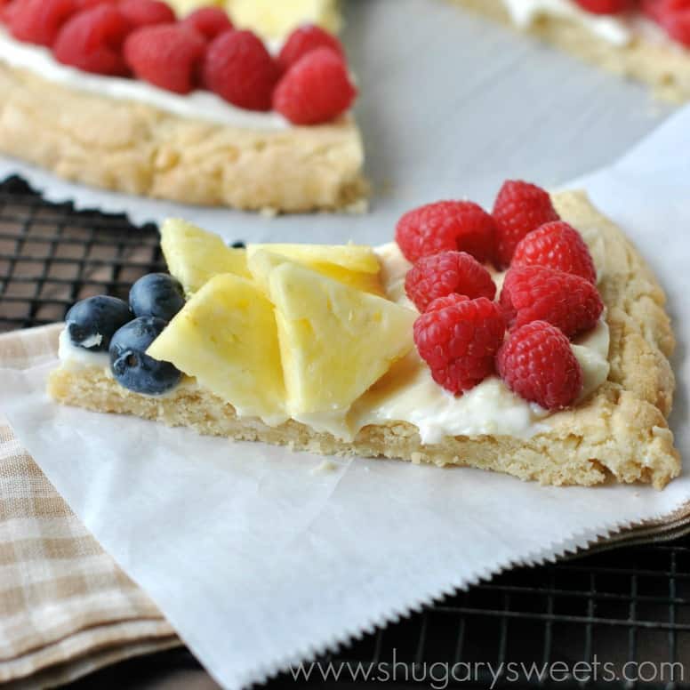 Macadamia Nut Cookie PIzza with Fruit: soft and chewy macadamia cookie topped with #PHILADELPHIA #SnackDelights and fresh fruit! YUM!