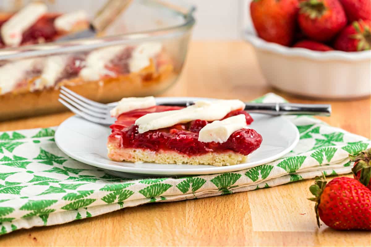 Strawberry Pie Bars [www.shugarysweets.com]