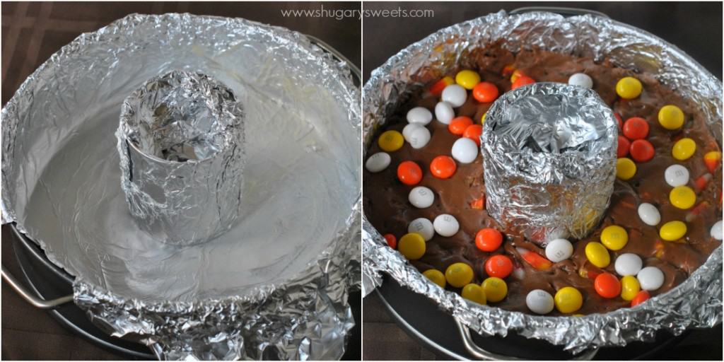 Halloween Fudge Ring: easy fudge with Oreos, candy corn and more! Perfect for a fall treat.