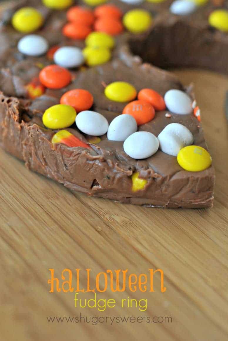 Halloween Fudge Ring: easy fudge with Oreos, candy corn and more! Perfect for a fall treat. Chocolate fudge decorated for Halloween.