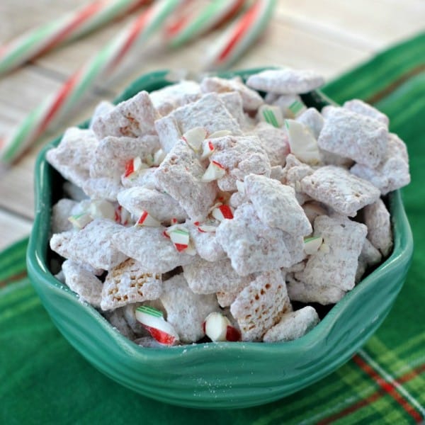 Peppermint Puppy Chow: Easy no bake muddy buddies recipe! Perfect for holidays!