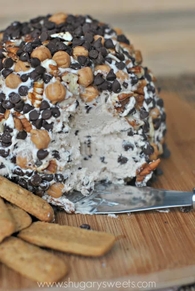 Turtle Cheeseball: caramel, pecans and chocolate chips around a sweet cheeseball