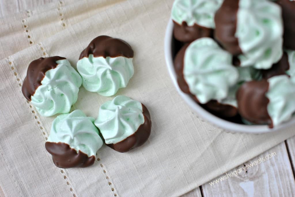 Chocolate Mint Meringues: a no fail recipe for making beautiful, delicious meringue cookies!