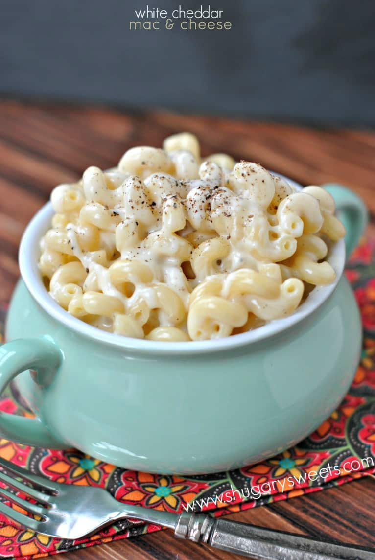 Copycat Panera Mac and Cheese in a green soup bowl.