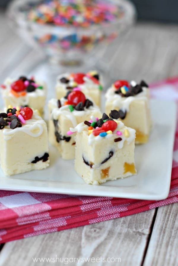 Banana Split Fudge: creamy fudge with a fun summer taste! #bananasplit #fudge