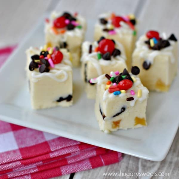 Banana Split Fudge: creamy fudge with a fun summer taste! #bananasplit #fudge