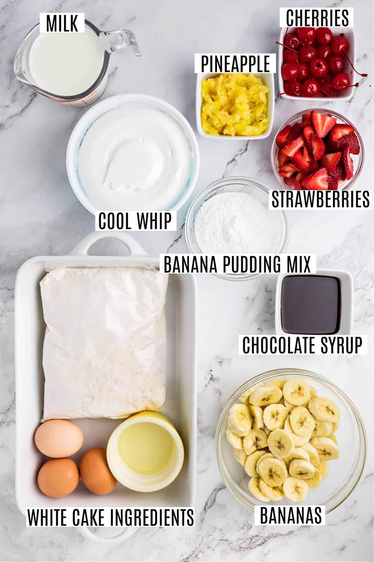 Ingredienti necessari per fare il poke cake con banana split.