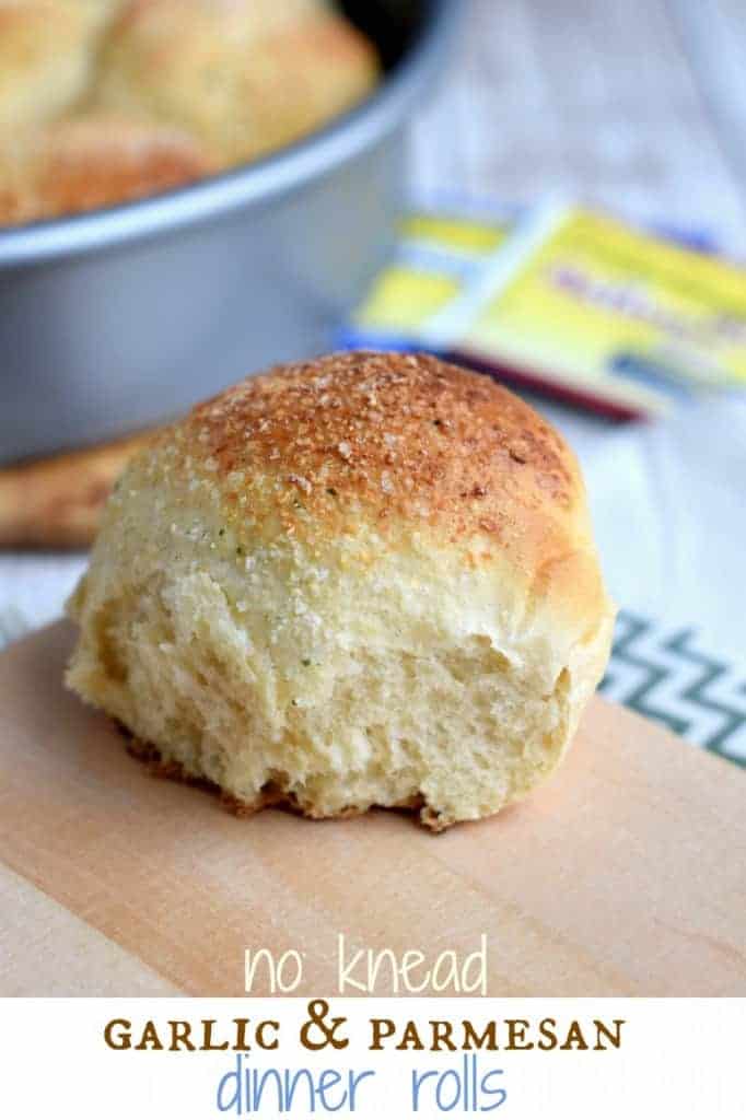 No Knead Dinner Rolls with garlic and parmesan. The perfect side to any dinner!!