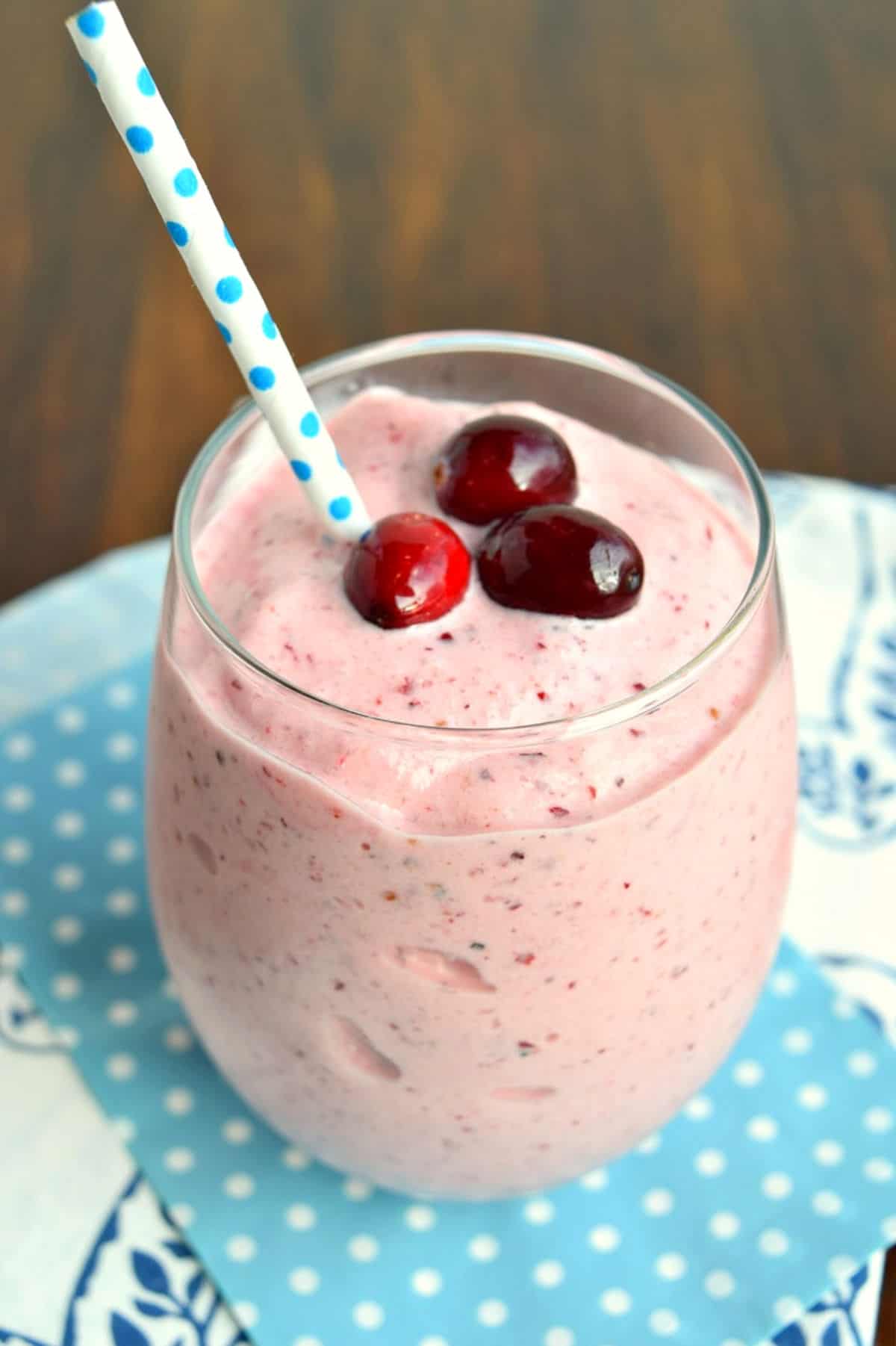 Cranberry orange smoothie in a stemless wine glass.