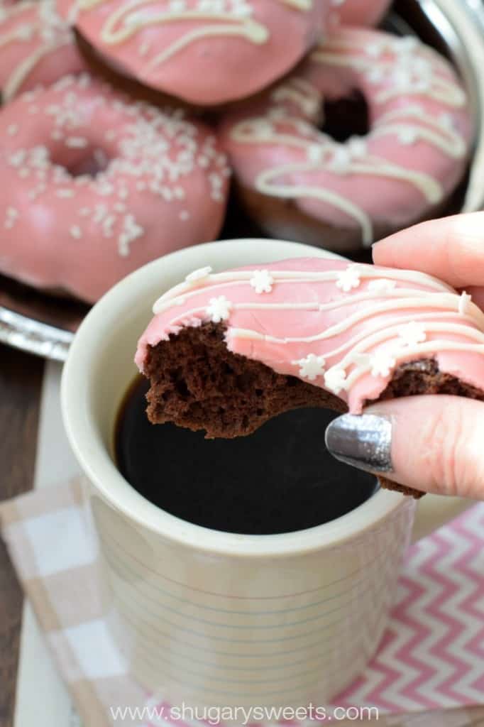 Neapolitan Donuts: baked chocolate donuts with a strawberry glaze and white chocolate drizzle. Ready in 30 minutes!