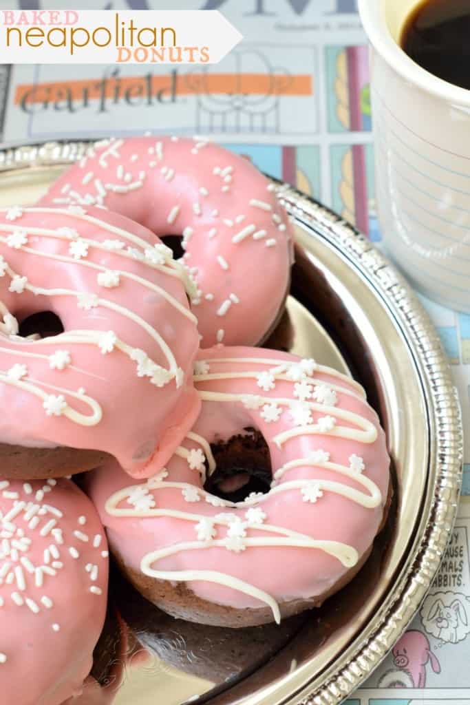 Neapolitan Donuts: baked chocolate donuts with a strawberry glaze and white chocolate drizzle. Ready in 30 minutes!