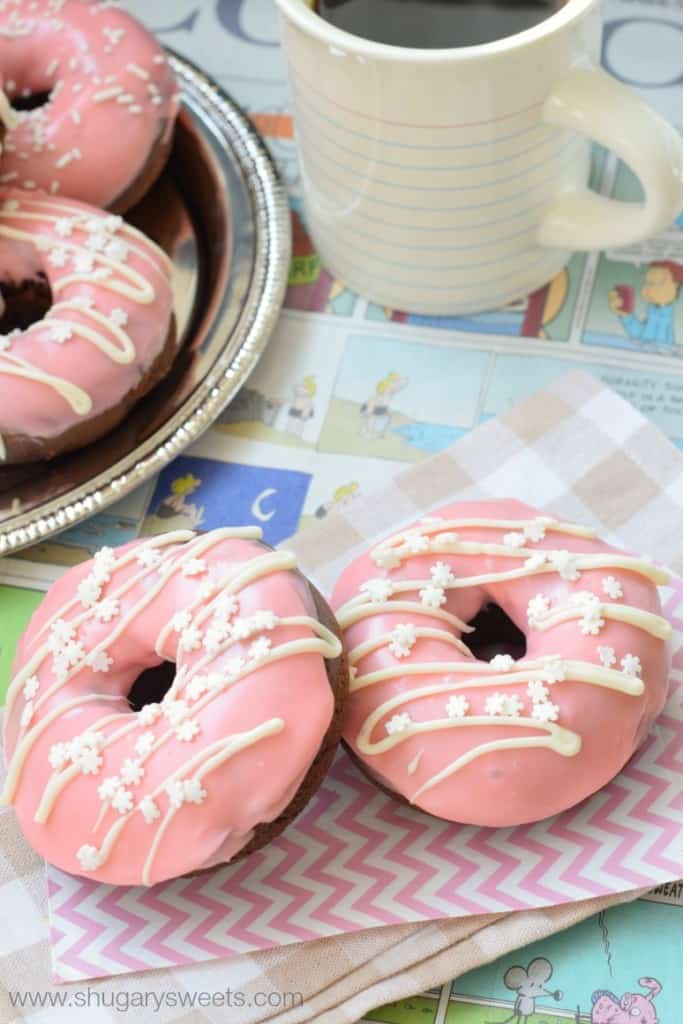 Neapolitan Donuts: baked chocolate donuts with a strawberry glaze and white chocolate drizzle. Ready in 30 minutes!