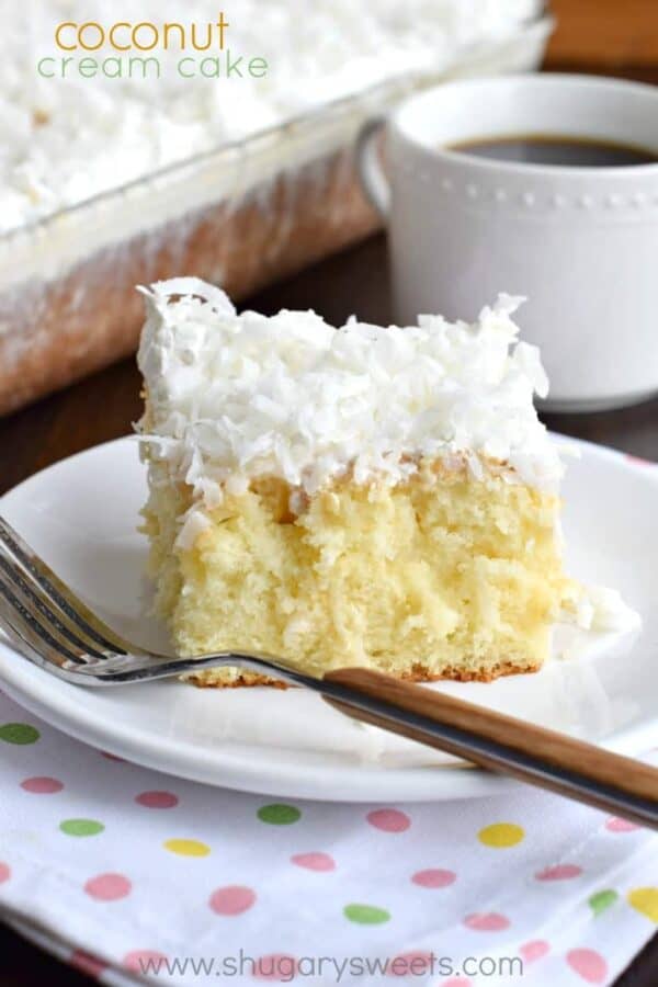 ココナッツクリームポケケーキのレシピは、ブランチ、ポットラックや任意の食事の後に甘いデザートに最適です。 軽くて美味しい!
