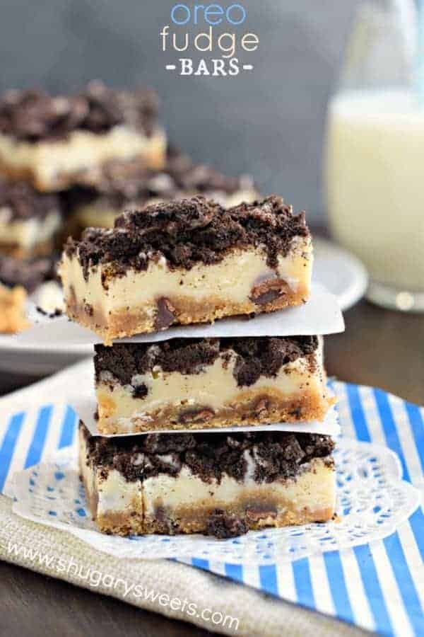 Oreo Fudge Bars: chocolate chip cookie crust with white chocolate fudge and crushed Oreos! A decadent, yet SUPER easy treat!