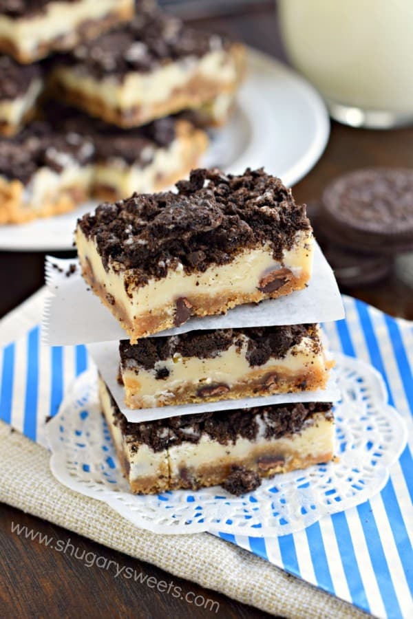 Oreo Fudge Bars: chocolate chip cookie crust with white chocolate fudge and crushed Oreos! A decadent, yet SUPER easy treat!