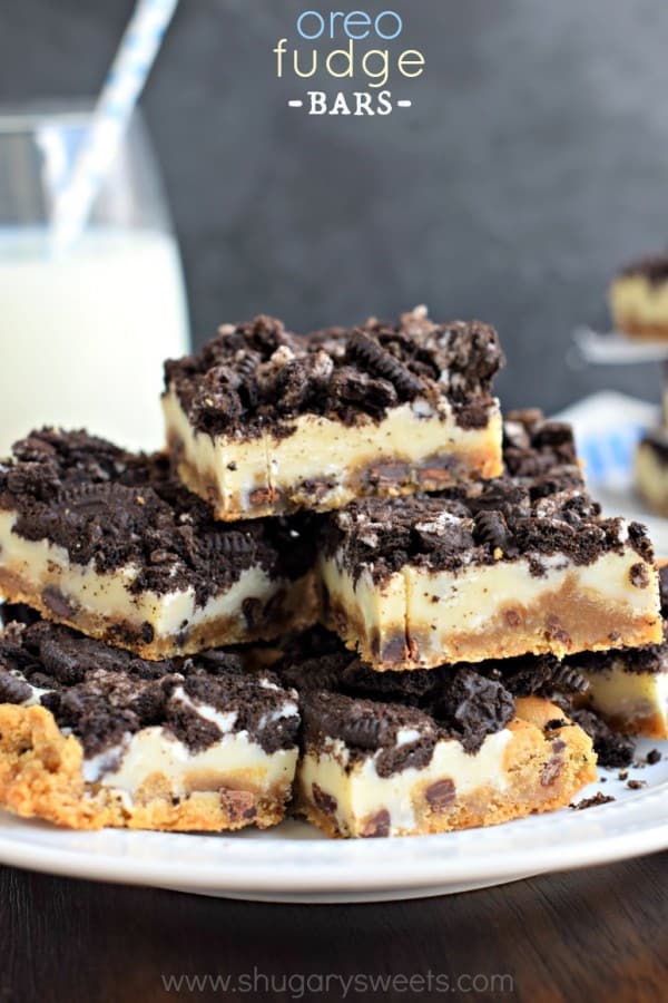 Oreo Fudge Bars: chocolate chip cookie crust with white chocolate fudge and crushed Oreos! A decadent, yet SUPER easy treat!