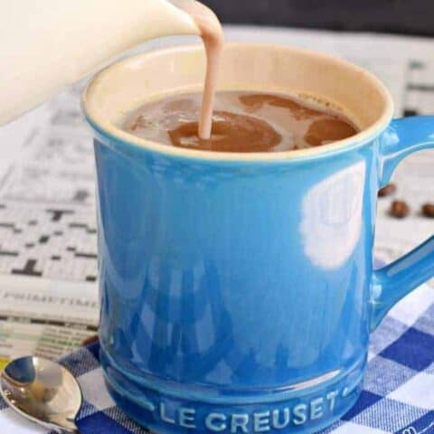 Photo d'une crème à café au chocolat et à la guimauve