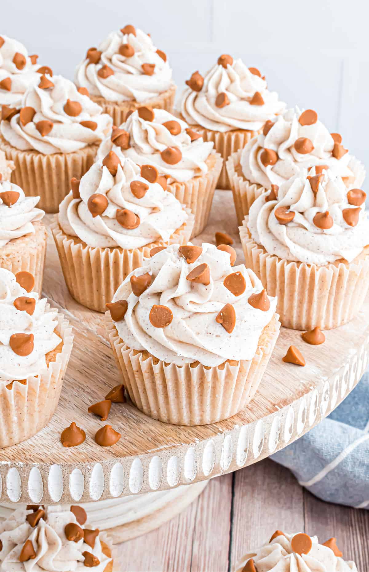 Cake platter with spice cupcakes topped with cinnamon frosting.