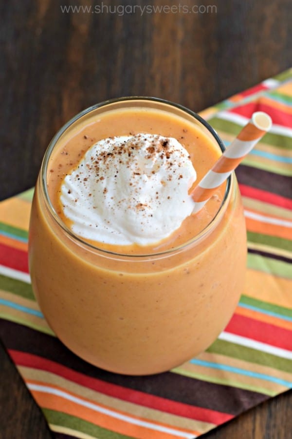 Schenk vandaag nog een van deze heerlijke pompoentaart-smoothies als ontbijt! De perfecte, gezonde manier om je dag te beginnen (of te herstellen na een training)!