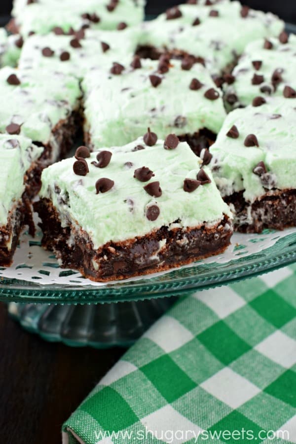 豊かで厚い、これらのfudgyブラウニーは、甘いミントチョコレートチップバタークリームフロスティングでトッピングされています! 見よ、あなたの夢のミントチョコレートチップブラウニーのレシピ!