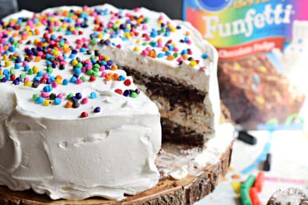 Cookies and Cream Brownie Ice Cream Cake: the perfect dessert recipe!