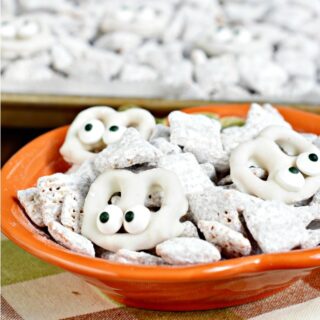 Looking for an easy Halloween treat? This Halloween Muddy Buddies recipe is the classic puppy chow recipe with some white chocolate "mummies" made from pretzels!