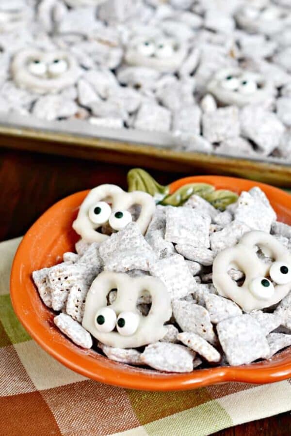 Looking for an easy Halloween treat? This Halloween Muddy Buddies recipe is the classic puppy chow recipe with some white chocolate pretzels made into mummies!