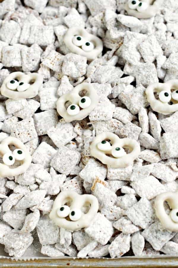 Looking for an easy Halloween treat? This Halloween Muddy Buddies recipe is the classic puppy chow recipe with some white chocolate pretzels made into mummies!