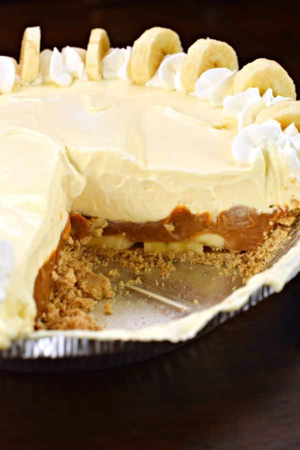 This Dulce de Leche Banana Cream Pie recipe has it all! Graham Cracker crust topped with dulce de leche and bananas with a no bake banana cheesecake filling!