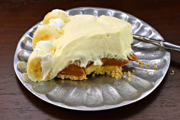 This Dulce de Leche Banana Cream Pie recipe has it all! Graham Cracker crust topped with dulce de leche and bananas with a no bake banana cheesecake filling!