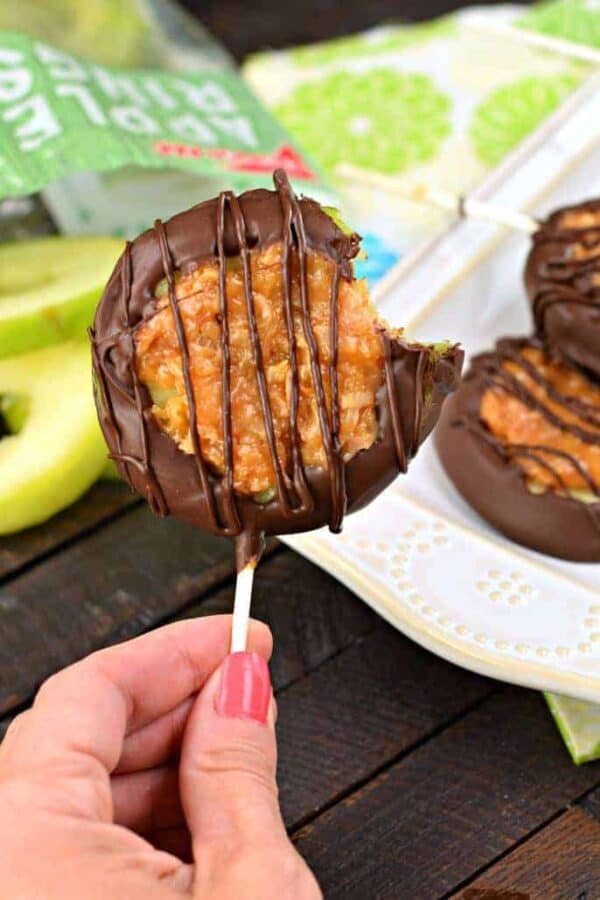 Capture the delicious chocolate, caramel, and coconut flavor of your favorite cookie in this fun, Caramel Apple Ring Pops recipe! Great for snacking, dessert, or bake sales!