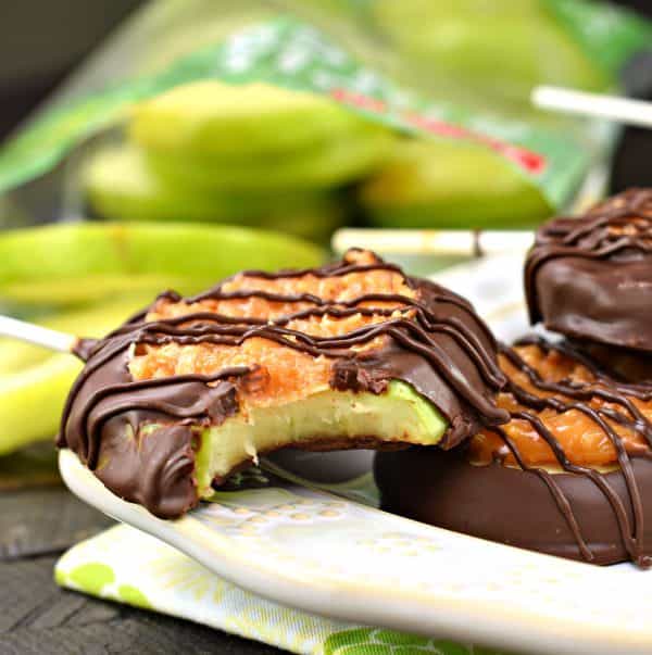 Capture the delicious chocolate, caramel, and coconut flavor of your favorite cookie in this fun, Caramel Apple Ring Pops recipe! Great for snacking, dessert, or bake sales!