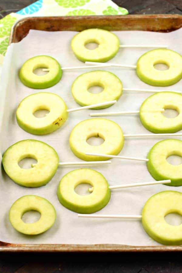 Capture the delicious chocolate, caramel, and coconut flavor of your favorite cookie in this fun, Caramel Apple Ring Pops recipe! Great for snacking, dessert, or bake sales!